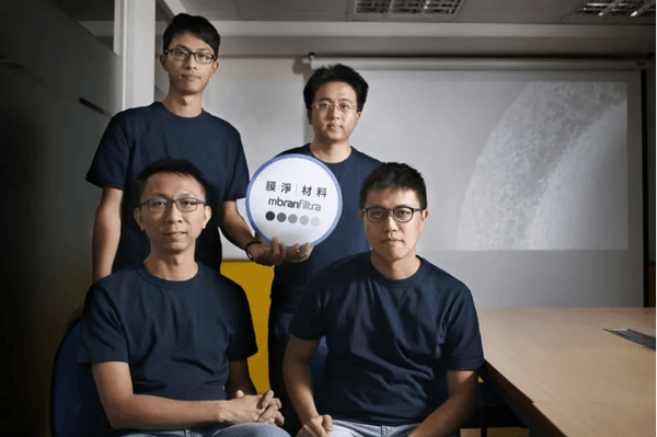 團隊手持膜產品 Team holding a membrane product